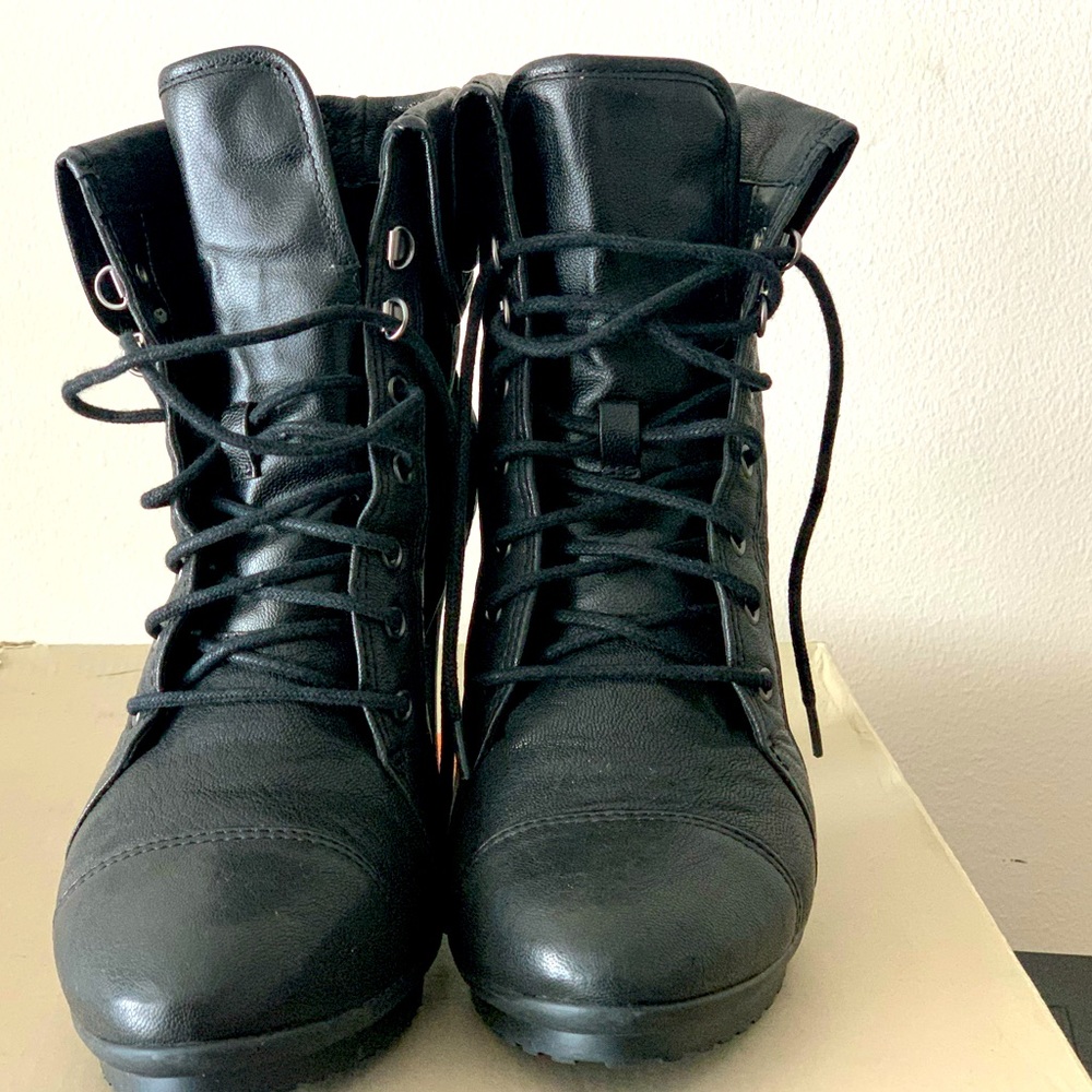 Wonen’s Black Heel Boot